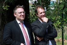 Jó hangulatban: Joerg Bauer a GE Magyarország elnöke és Füzesy Tamás a Down Egyesület operatív vezetője
