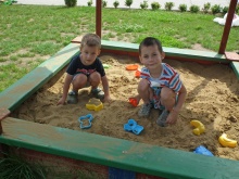 A fiúk is szeretik a homokot